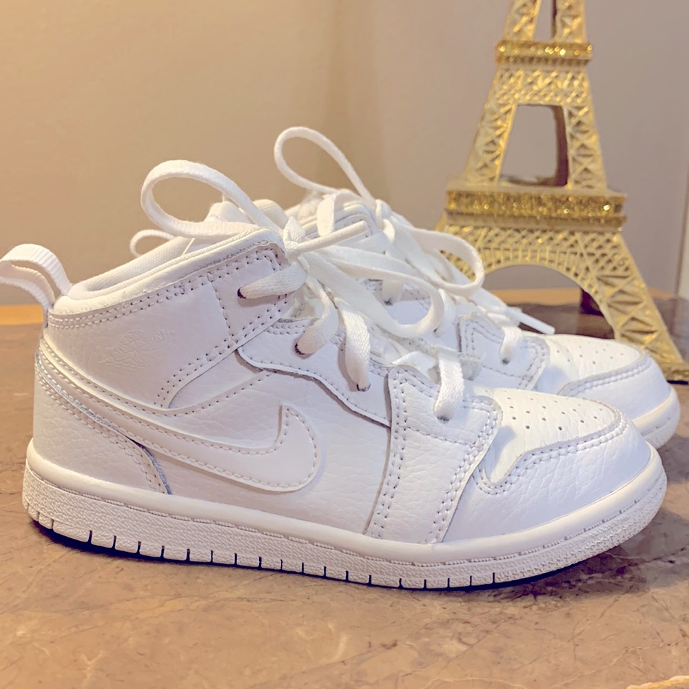 Toddler Nike gym shoes
Nike Af1s jordan 
triple white mids 
size 10C